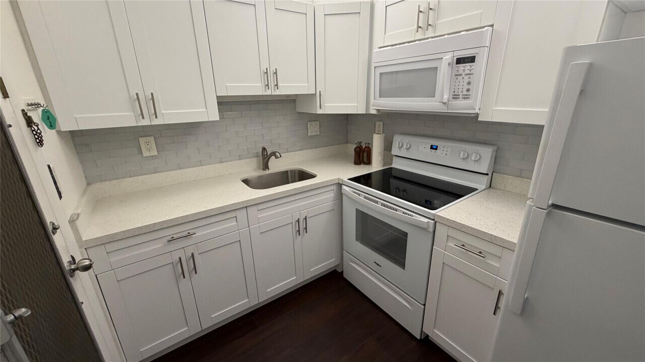 3040 NE 16th Ave in Oakland Park, FL - Building Photo