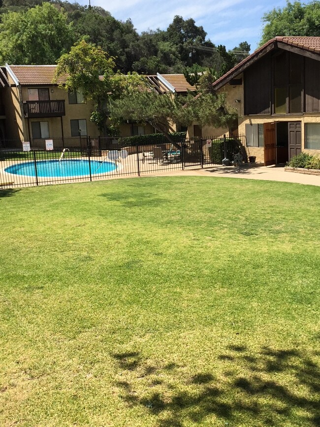 Glendora Hacienda Apartments in Glendora, CA - Foto de edificio - Building Photo