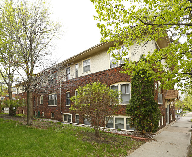 Charles Avenue Apartments in St. Paul, MN - Foto de edificio - Building Photo