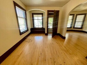 2570 N Murray Ave in Milwaukee, WI - Foto de edificio - Building Photo
