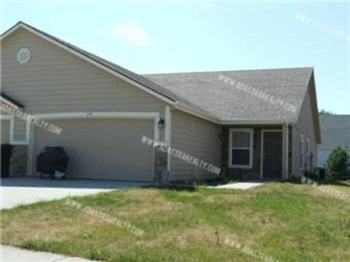 104 W 5th St in Edgerton, KS - Building Photo