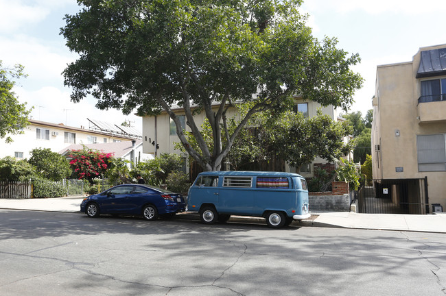 1146 N Ogden Dr in Los Angeles, CA - Building Photo - Building Photo