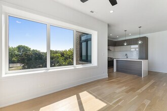 7729 N Eastlake Terrace in Chicago, IL - Building Photo - Building Photo