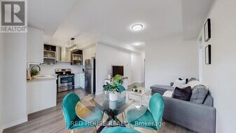 26 Bruce St in Vaughan, ON - Building Photo