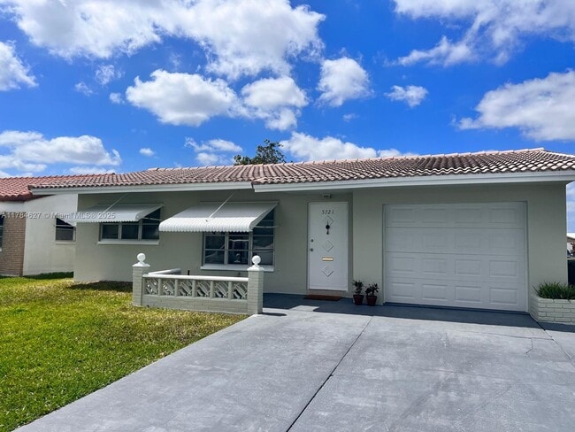 5721 NW 84th Terrace in Tamarac, FL - Building Photo - Building Photo