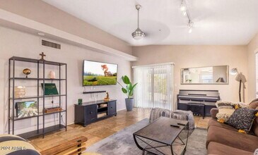 8813 E Charter Oak Dr in Scottsdale, AZ - Building Photo - Building Photo