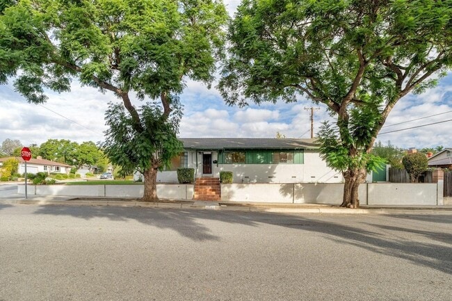 property at 5651 N Bryn Mawr St