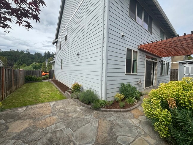 608 E Taylor Dr in Newberg, OR - Foto de edificio - Building Photo