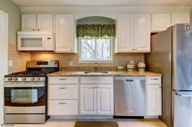 4624 Bloomingdale Dr in Hillsborough Township, NJ - Building Photo - Building Photo