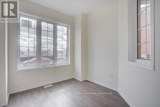 546 Fir Ct. in Milton, ON - Building Photo - Building Photo