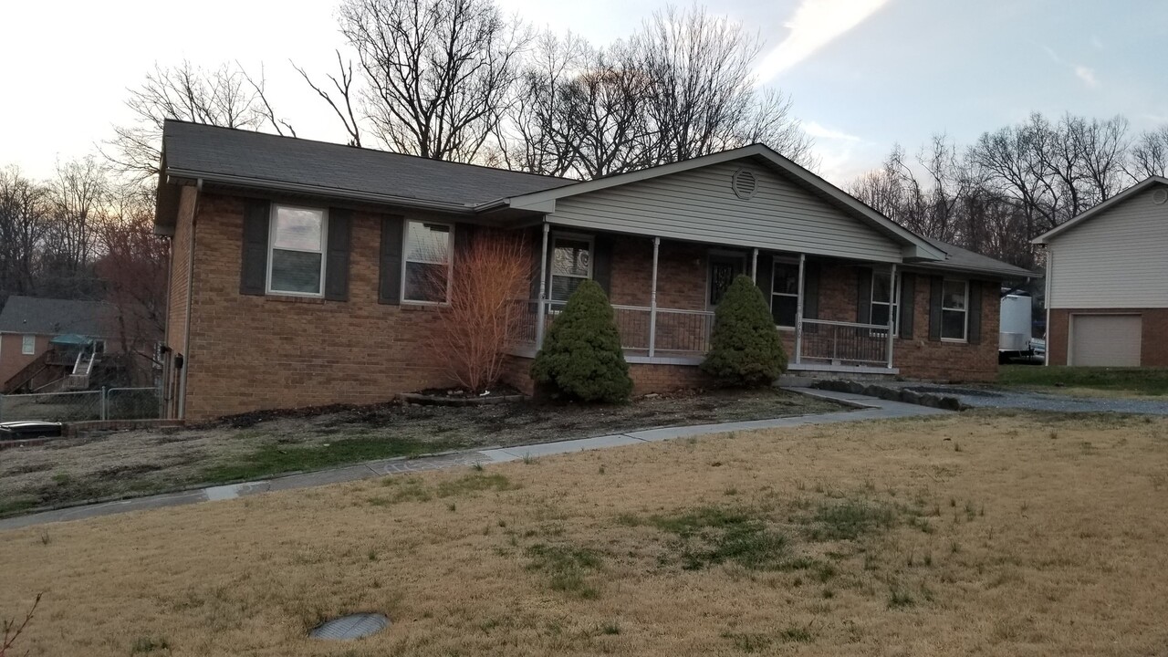 1900 Seven Oaks Dr in Morristown, TN - Building Photo