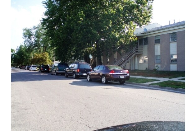 Deer Creek Apartments in Topeka, KS - Foto de edificio - Building Photo