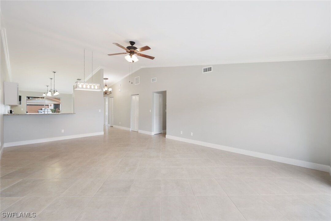 6474 Royal Woods Dr in Ft. Myers, FL - Building Photo