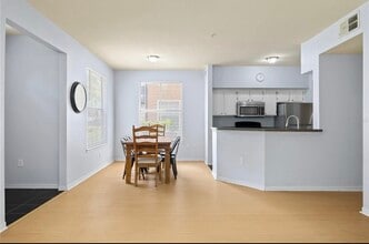 6017 Westgate Dr, Unit 913 in Orlando, FL - Building Photo - Building Photo