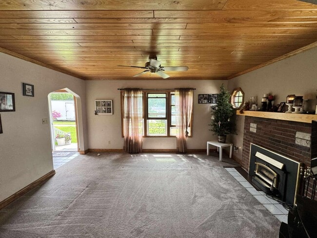 607 W Picnic St in Shawano, WI - Foto de edificio - Building Photo