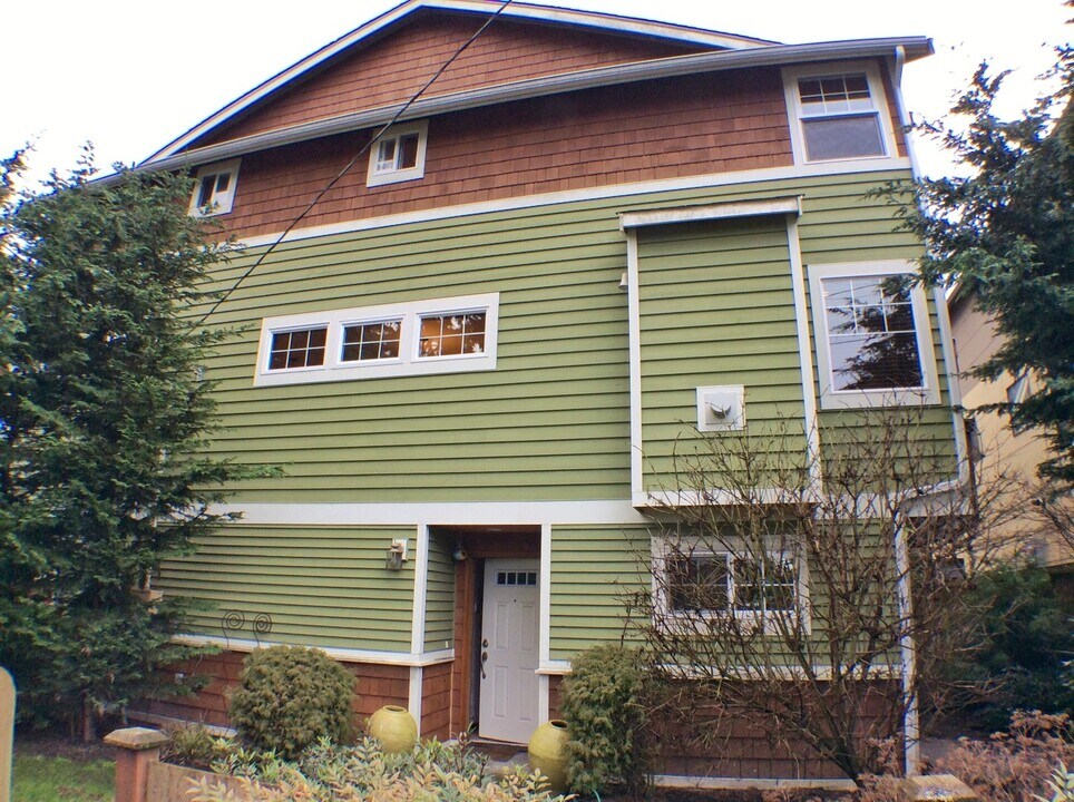 823 NW 97th St in Seattle, WA - Building Photo