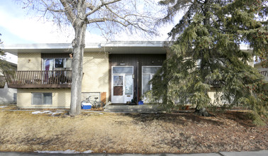 4832 Varsity Dr NW in Calgary, AB - Building Photo - Building Photo