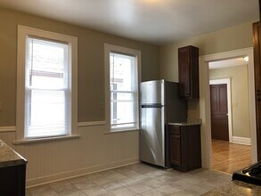 428 E Dover St, Unit UPPER in Milwaukee, WI - Foto de edificio - Building Photo