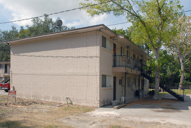 1105 N Park Ave in Pearland, TX - Foto de edificio - Building Photo