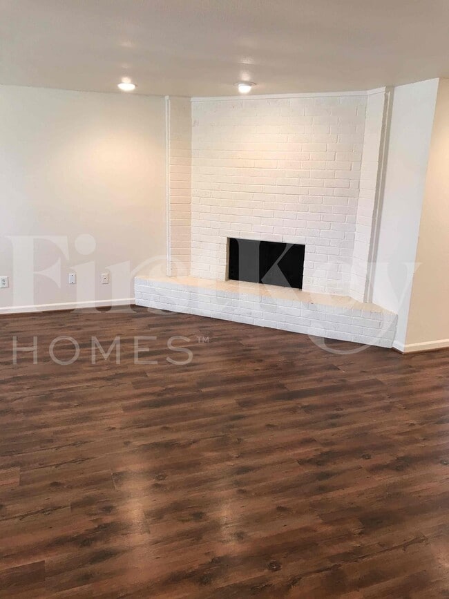 1217 Meadow Creek Dr in Lancaster, TX - Building Photo - Building Photo