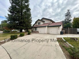 9901 7 Oak Ct in Bakersfield, CA - Building Photo