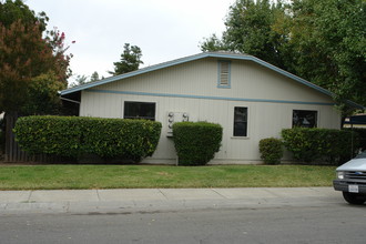 351 S Jefferson St in Dixon, CA - Foto de edificio - Building Photo