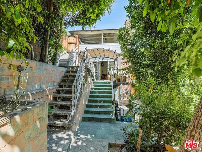 6921 Pso Del Serra in Los Angeles, CA - Building Photo - Building Photo