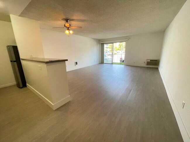 7425 S Sepulveda Blvd in Los Angeles, CA - Building Photo - Building Photo