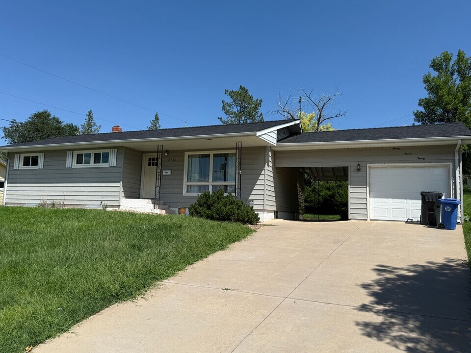 2720 Arrowhead Dr in Rapid City, SD - Building Photo