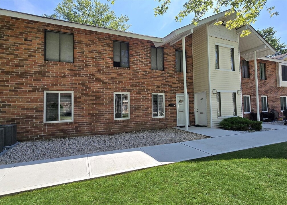 23 Kiowa Ct in Coram, NY - Building Photo