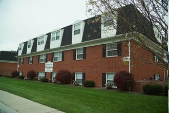 University Courts Apartments in Bowling Green, OH - Building Photo - Building Photo