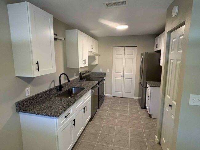 3815 NW Huntsboro St, Unit 101 in Lake City, FL - Building Photo - Building Photo