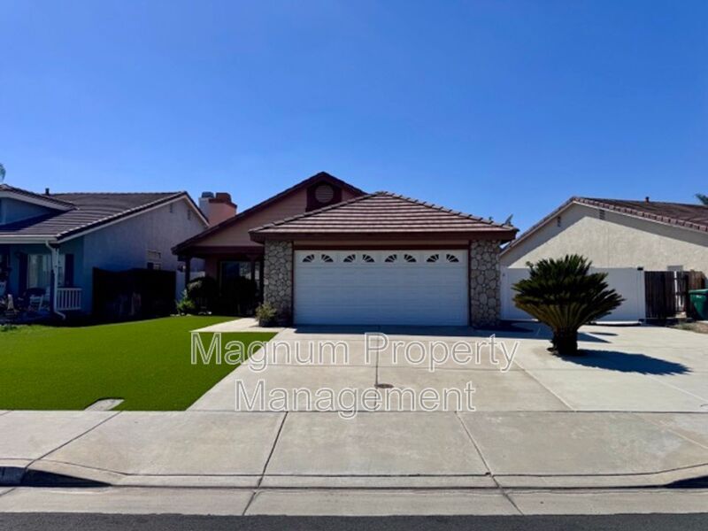 27081 School Park Dr in Menifee, CA - Building Photo