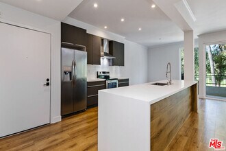 12320 Montana Ave in Los Angeles, CA - Building Photo - Building Photo