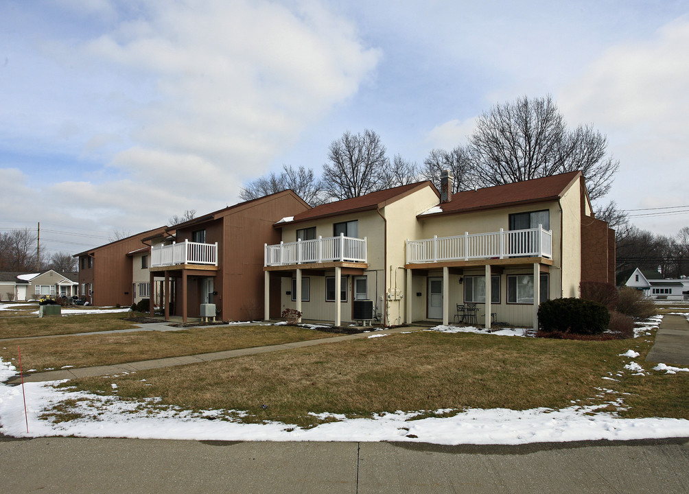 794 Cahoon Rd in Westlake, OH - Building Photo