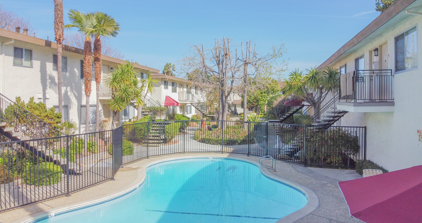 La Hacienda Apartments in Sunnyvale, CA - Building Photo