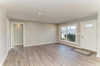 935 Elmwood Ln in Elk Grove Village, IL - Building Photo - Building Photo