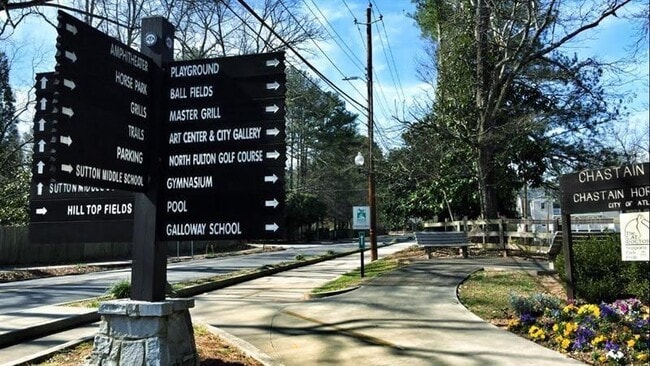 42 Pine Lake Dr NW in Atlanta, GA - Building Photo - Building Photo