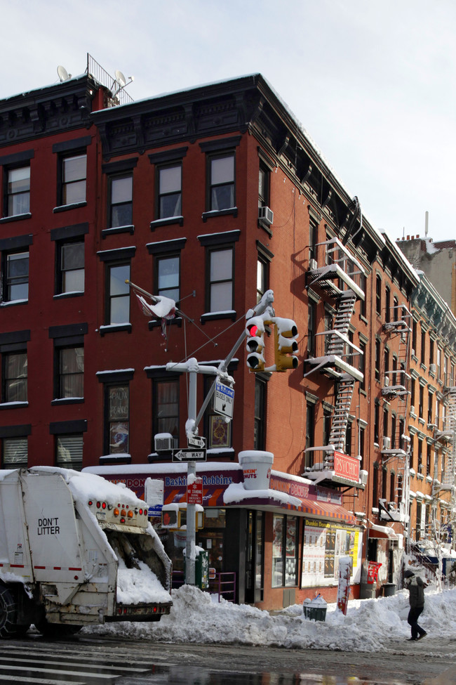 100 1st Ave in New York, NY - Foto de edificio - Building Photo