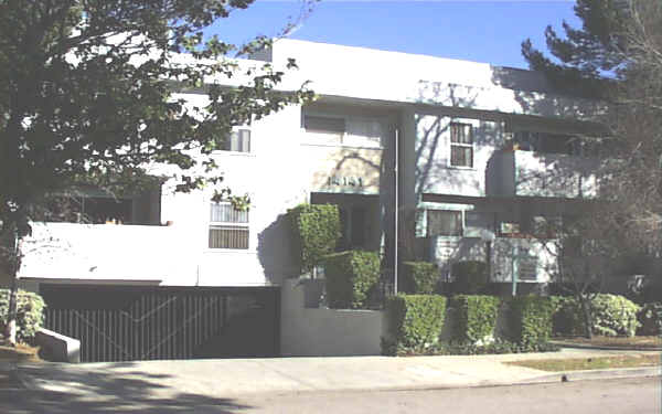 Tri Tiara Apartments in Van Nuys, CA - Building Photo - Building Photo