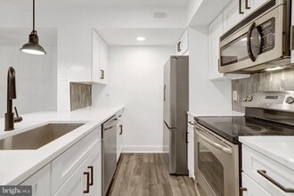 3307 Wyndham Cir in Alexandria, VA - Foto de edificio - Building Photo