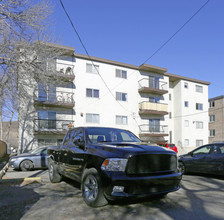 727 3rd Ave NW in Calgary, AB - Building Photo - Building Photo