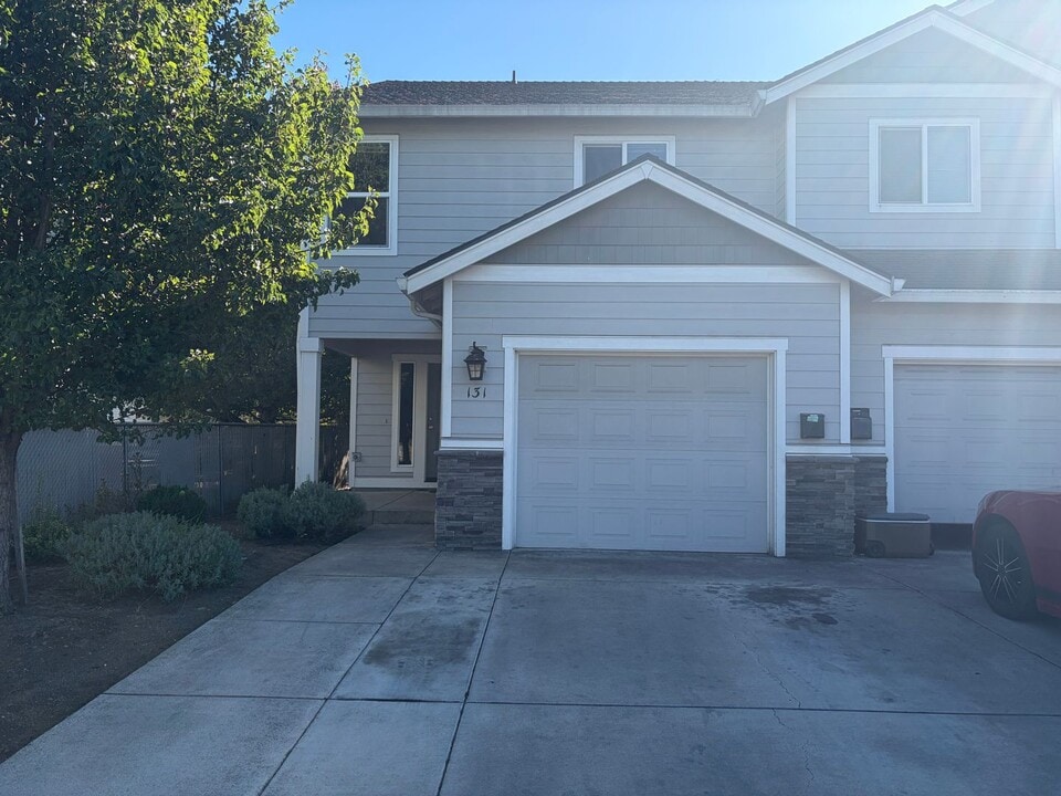 131 Ackerman St W in Monmouth, OR - Building Photo