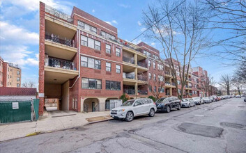 7117 162nd St, Unit 1F in Fresh Meadows, NY - Building Photo - Building Photo