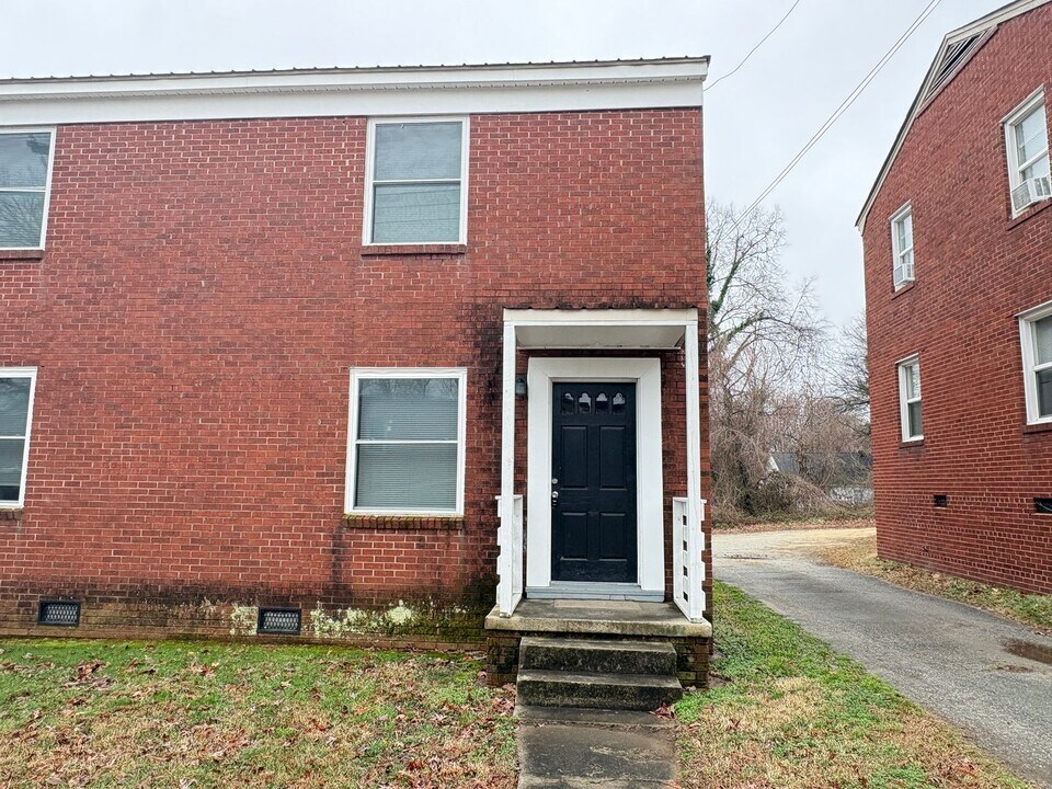 711 Chestnut Dr in High Point, NC - Building Photo