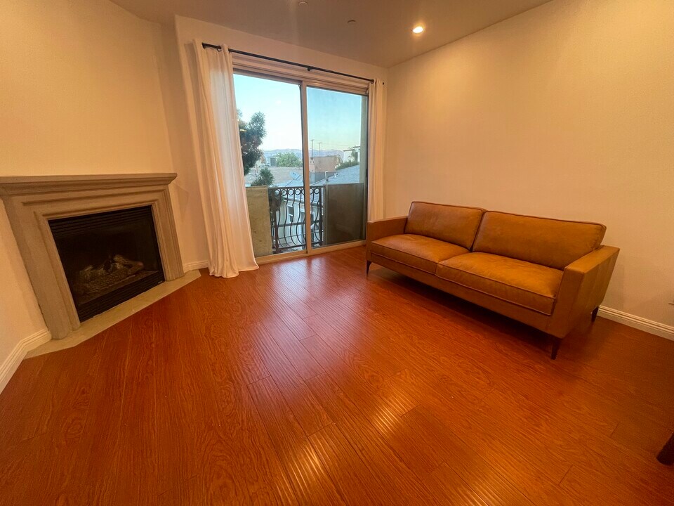 5303 Satsuma Ave, Unit 113 in North Hollywood, CA - Building Photo