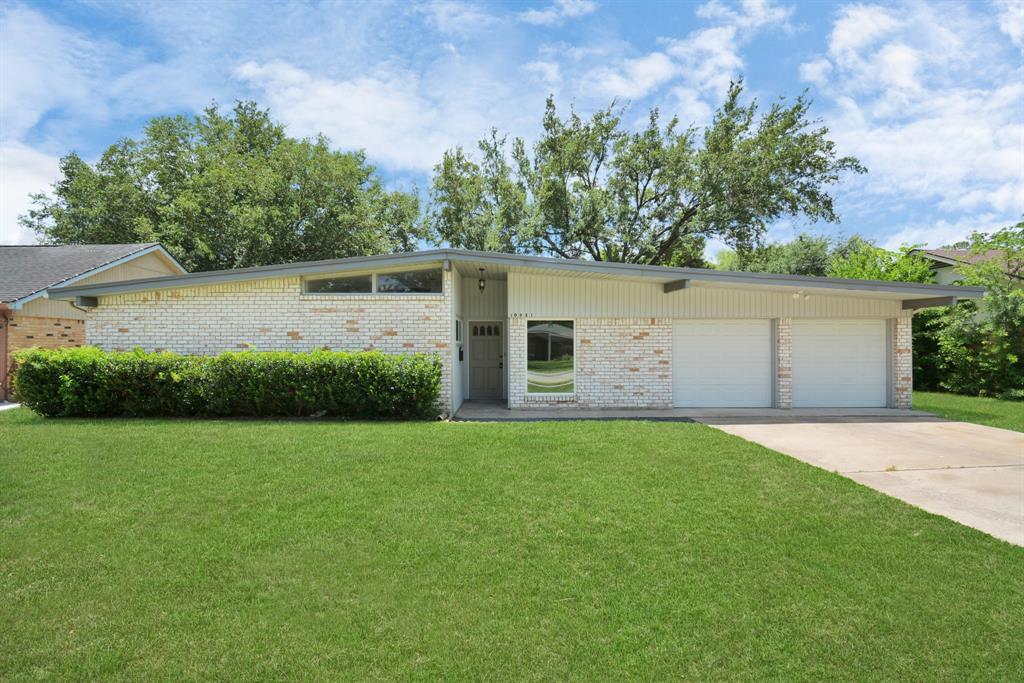 10951 Shadow Wood Dr in Houston, TX - Building Photo