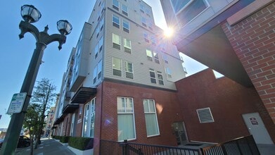 2824 Grand Ave, Unit A201 in Everett, WA - Foto de edificio - Building Photo