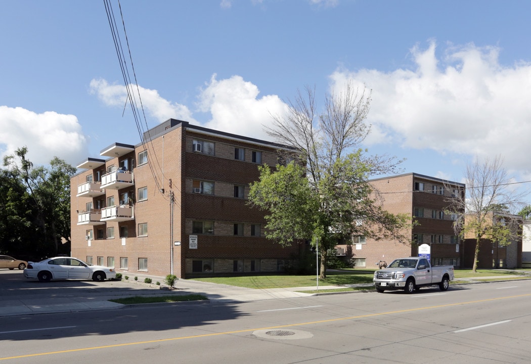 Helen Manor in Hamilton, ON - Building Photo