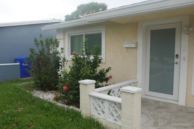 871 SW 63rd Terrace in North Lauderdale, FL - Building Photo - Building Photo